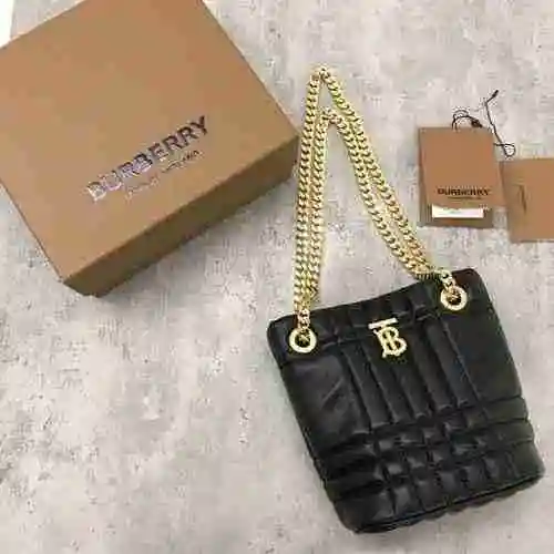 El bolso de hombro Burberry presenta una versión de alta gama de cuero original importado de primera