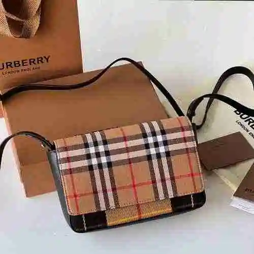 La mochila diagonal de Burberry está hecha de material de lona importado con una bolsa de regalo de 