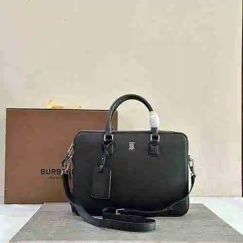 El maletín para hombre de Burberry está hecho de cuero original importado de primer nivel y una vers