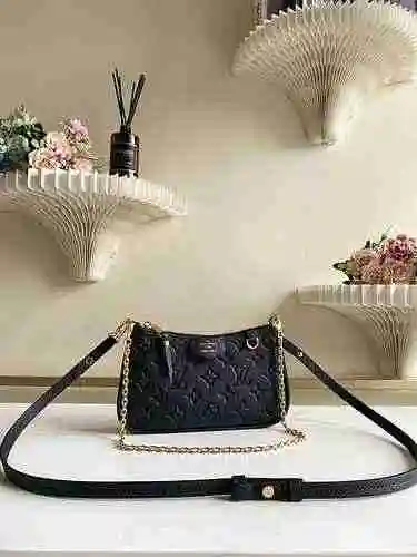 El bolso cruzado está hecho de cuero original importado de primer nivel y una versión réplica de alt
