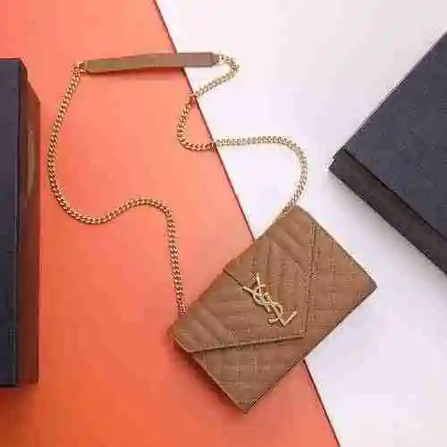 El bolso con cadena YSL Saint Laurent adopta una versión de alta gama de cuero original importado de