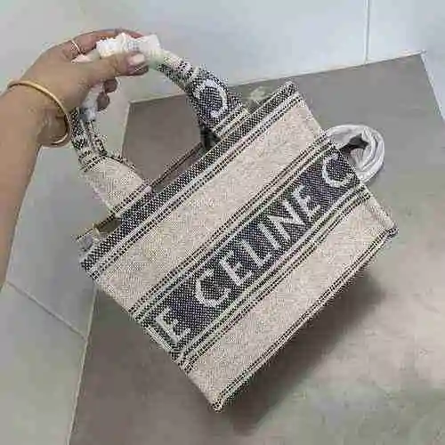 La bolsa de compras está hecha de material de lona importado, con una bolsa de regalo de entrega de 