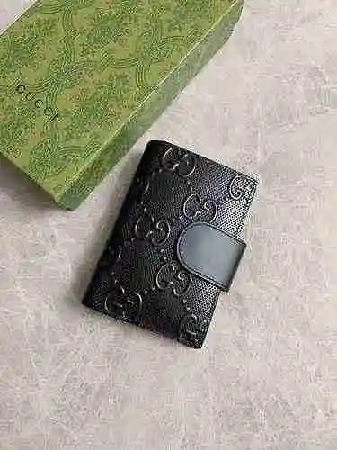 El porta pasaporte GUCCI está hecho de material de lona importado, con una bolsa de regalo de entreg
