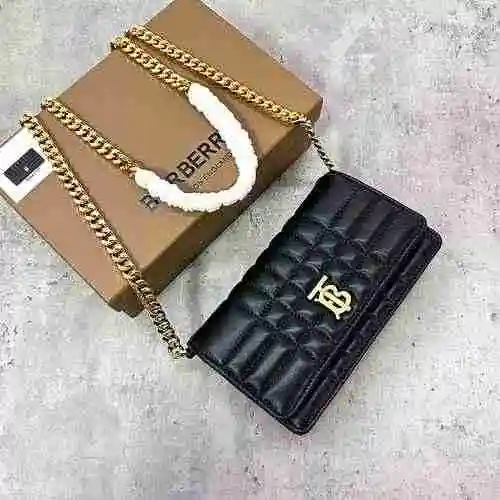 Burberry Chain Bag está hecho de cuero original importado de primer nivel y una versión réplica de a