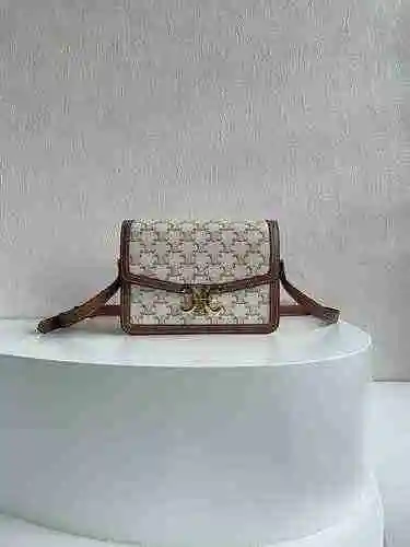 El bolso cruzado está hecho de piel de vaca original importada, con una bolsa de regalo de entrega d
