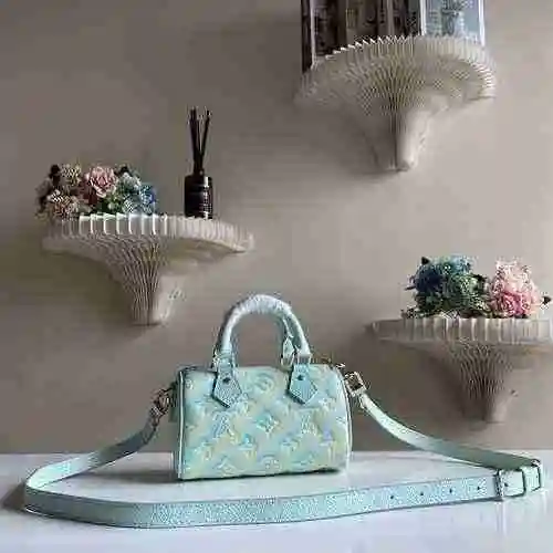 El bolso adopta cuero original importado de alto nivel y una réplica de alta gama para la entrega. B