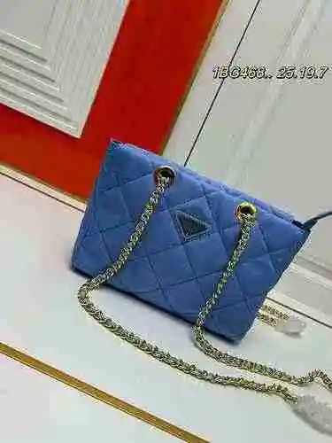 El bolso de hombro está hecho de material de nailon importado, con una bolsa de regalo de entrega de