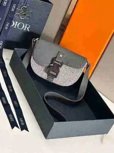 El bolso bandolera DIOR Dior para hombre está hecho de cuero original importado de primer nivel y un