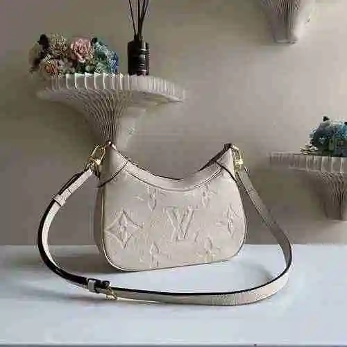 El bolso cruzado está hecho de cuero original importado de primer nivel y una versión réplica de alt