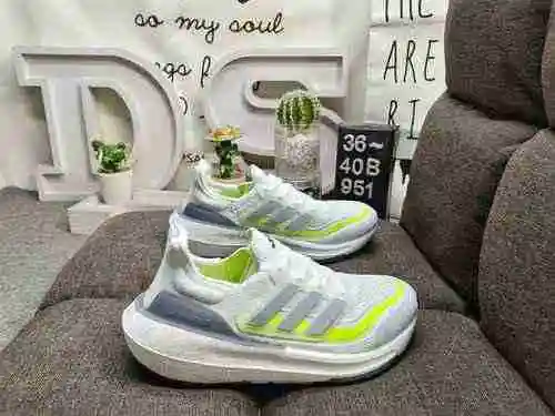 The 951D truly explosive Adidas Ultra Boost 2022 series with a half size UB popcorn front and back r