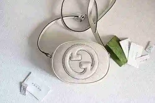 El bolso bandolera GUCCI Gucci está hecho de material de lona importado con una bolsa de regalo de e