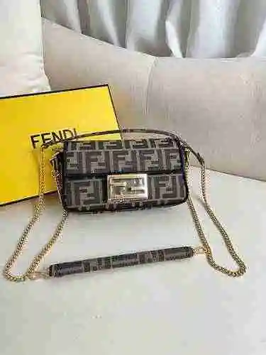FENDI La bolsa con método Fendi está hecha de cuero original de primera calidad importado, versión d