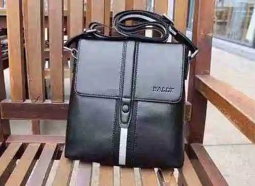 El bolso cruzado para hombre Bally Barry está hecho de material de lona importado, con una bolsa de 