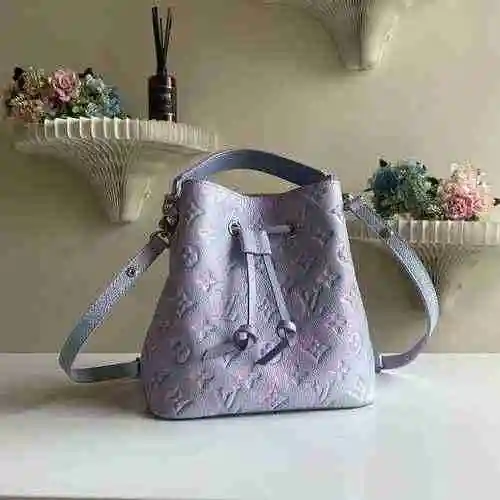 El bolso tipo cubo está hecho de cuero original importado de primer nivel y una versión réplica de a