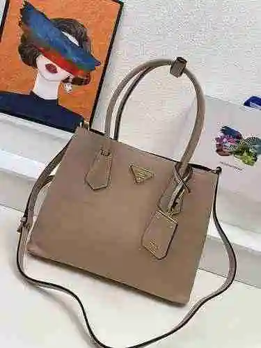 El bolso está hecho de cuero original importado de primer nivel y una réplica de alta gama para su e