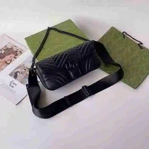 El bolso bandolera GUCCI Gucci está hecho de material de lona importado con una bolsa de regalo de e