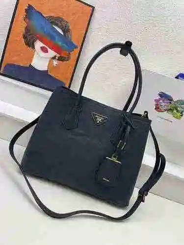 El bolso está hecho de cuero original importado de primer nivel y una réplica de alta gama para su e