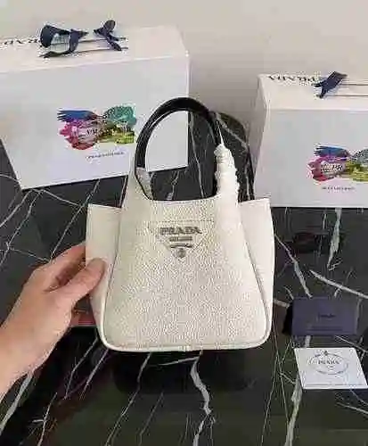 PRADA La bolsa de asas con cesta de verduras Prada está hecha de cuero original importado de primer 