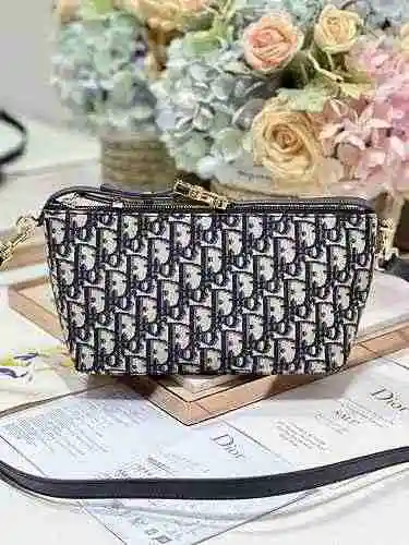 DIOR Dior Handheld Bag adopta cuero original importado de primera calidad y una versión de réplica d