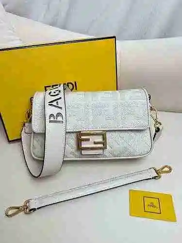 FENDI El bolso cruzado Fendi adopta una versión de réplica de alta gama de cuero original importado 