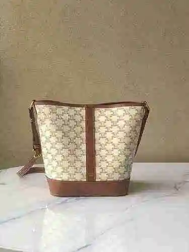 La bolsa tipo cubo está hecha de material de lona importado, con una bolsa de regalo de entrega de a