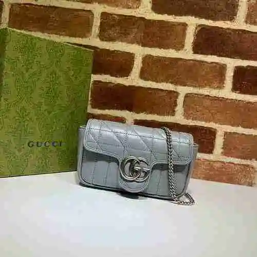 El bolso con cadena GUCCI está hecho de material de lona importado, con una bolsa de regalo de entre
