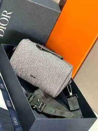 El bolso bandolera DIOR Dior para hombre está hecho de cuero original importado de primer nivel y un