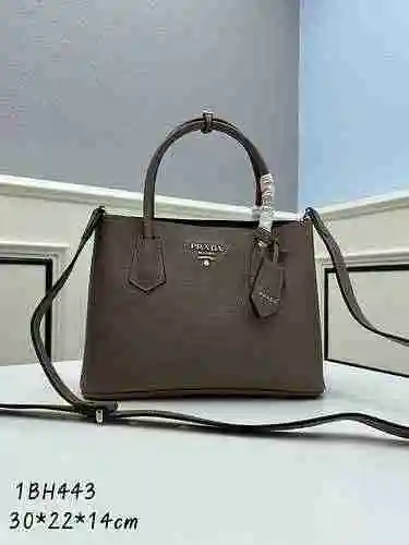El bolso está hecho de cuero original importado de primer nivel y una réplica de alta gama para su e