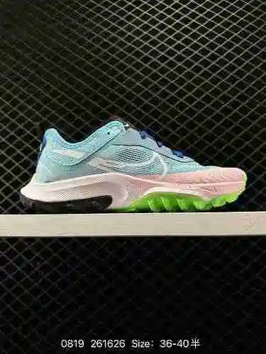 Al usar las zapatillas para correr Nike Air Zoom Terra Kiger de octava generación, los niños de Nike