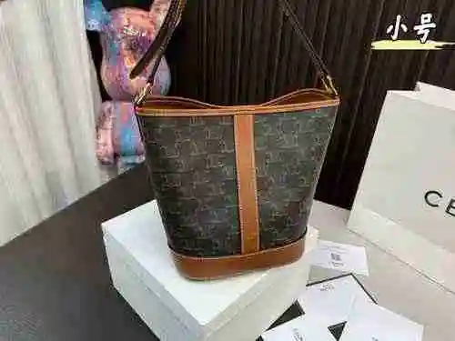 La bolsa tipo cubo está hecha de material de lona importado, con una bolsa de regalo de entrega de a