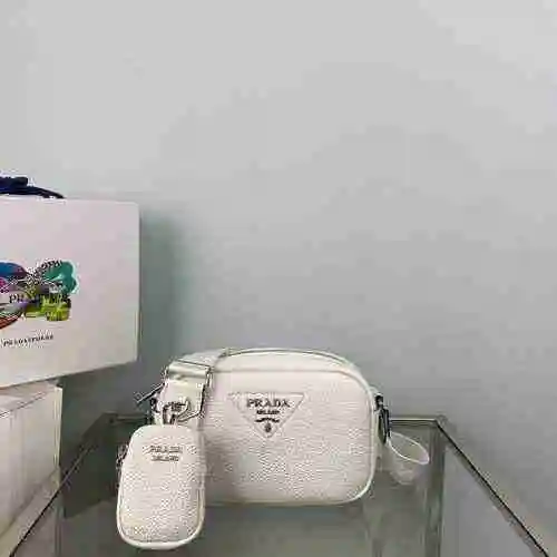 PRADA El bolso Prada Camera Oblique Straddle está hecho de cuero original importado de primer nivel 