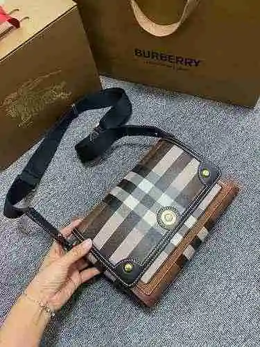 La mochila diagonal de Burberry está hecha de cuero original importado de primer nivel y una réplica