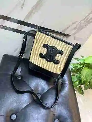 La bolsa tipo cubo está hecha de material tejido de paja importado y es una bolsa de regalo de entre