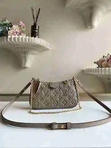El bolso cruzado está hecho de cuero original importado de primer nivel y una versión réplica de alt
