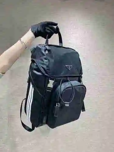 PRADA La mochila para hombre Prada está hecha de cuero original importado de primer nivel y una vers