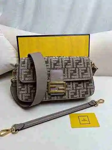 FENDI El bolso cruzado Fendi adopta una versión de réplica de alta gama de cuero original importado 