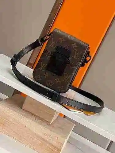 El exclusivo bolso para teléfono móvil de LV para hombre está hecho de cuero original importado de p
