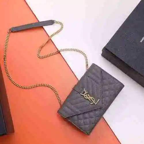 El bolso con cadena YSL Saint Laurent adopta una versión de alta gama de cuero original importado de
