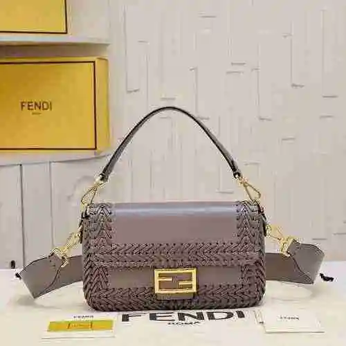 El bolso cruzado Fendi Fendi está hecho de material de lona importado, con una bolsa de regalo de en
