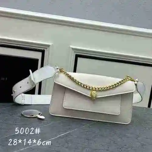 Las bolsas BVLGARI están hechas de material de lona importado, con bolsas de regalo de entrega de al