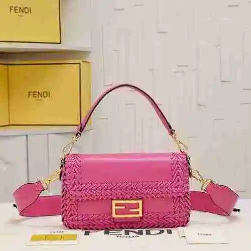 El bolso cruzado Fendi Fendi está hecho de material de lona importado, con una bolsa de regalo de en
