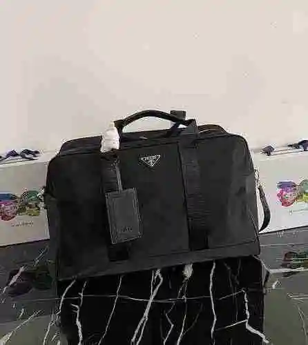 PRADA La bolsa de viaje exclusiva para hombres de Prada está hecha de cuero original importado de pr