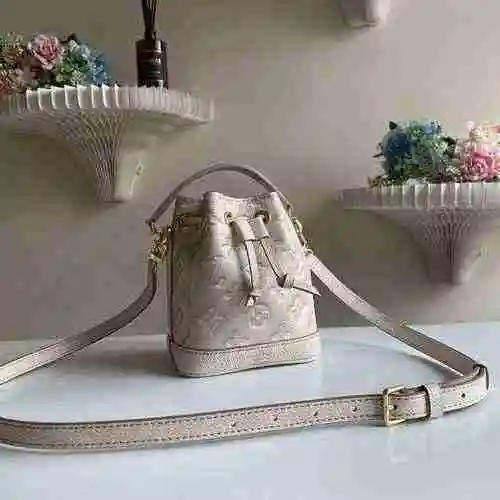 La bolsa tipo cubo adopta cuero original importado de alto nivel y una versión réplica de alta gama 