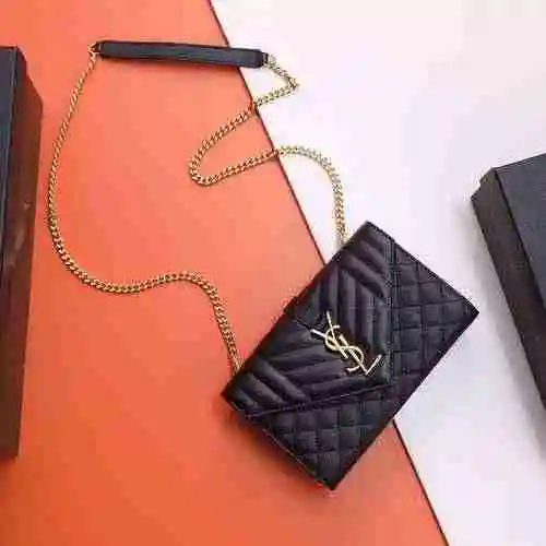 El bolso con cadena YSL Saint Laurent adopta una versión de alta gama de cuero original importado de