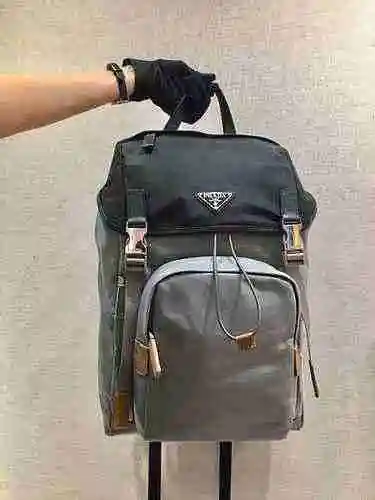 PRADA La mochila para hombre Prada está hecha de cuero original importado de primer nivel y una vers