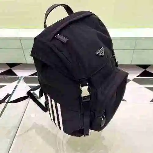 PRADA La mochila exclusiva para hombre de Prada está hecha de cuero original importado de primer niv