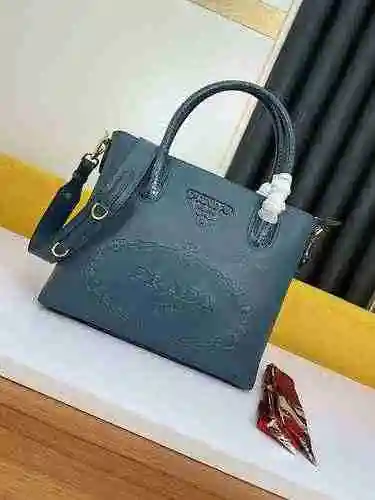 El bolso está hecho de piel de vaca original importada, con una bolsa de regalo de entrega de alta c