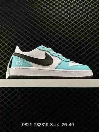 La zapatilla casual 95 NICK Court Borough Low 2 FP presenta una zapatilla casual transpirable, versá