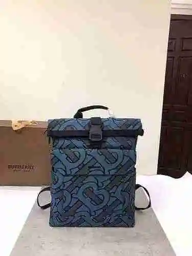 La mochila para hombre Burberry está hecha de cuero original importado de primer nivel y una versión
