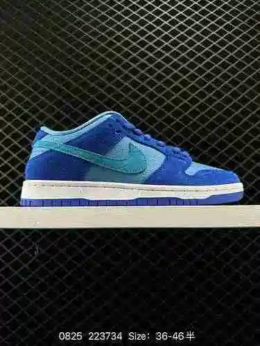 Las zapatillas clásicas y versátiles de la serie Nike Dunk Low SB cuentan con un relleno grueso en l